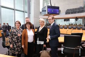 Im Anhörungssaal mit der Vorsitzenden des Petitionsausschusses und Vertretern der CDU