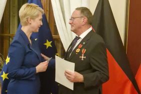 Manuela Schwesig überreichte Hans-Joachim Walter die Auszeichnung. Foto: DBK