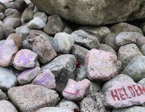 Bemalte Steine am Springbrunnen