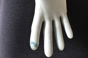 Indikatorhandschuhe zeigen Perforation durch Verfärbung an