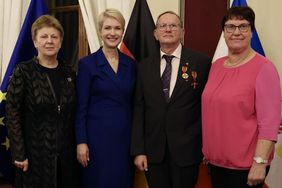 Hans-Joachim Walter nach der Ehrung mit DBK-Geschäftsführerin Gudrun Kappich (v.l.), Ministerpräsidentin Manuela Schwesig und seiner Frau Gerda. Foto: Staatskanzlei MV