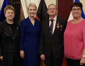 Hans-Joachim Walter nach der Ehrung mit DBK-Geschäftsführerin Gudrun Kappich (v.l.), Ministerpräsidentin Manuela Schwesig und seiner Frau Gerda. Foto: Staatskanzlei MV