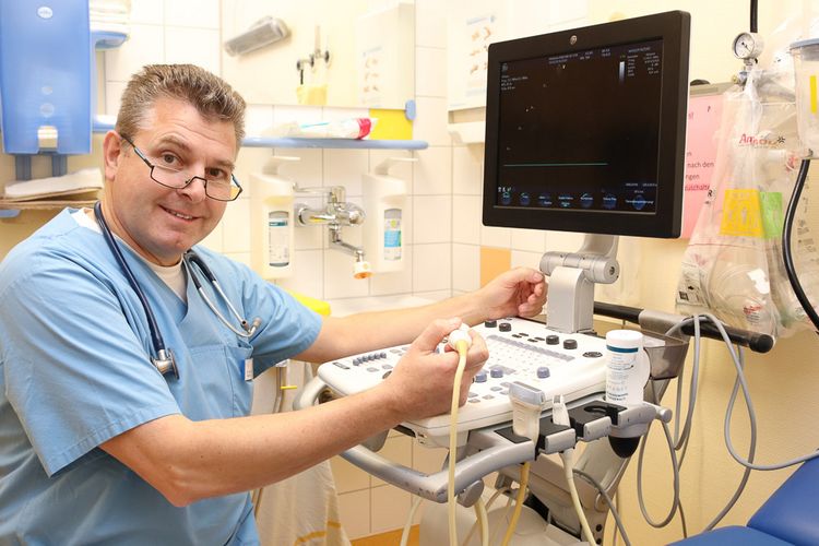 Chefarzt Dr. med. Sven Armbrust am Sonographiegerät